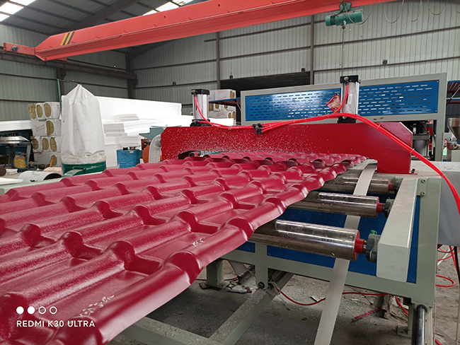 超豐塑機(jī)調(diào)試完成的新合成樹脂瓦生產(chǎn)線
